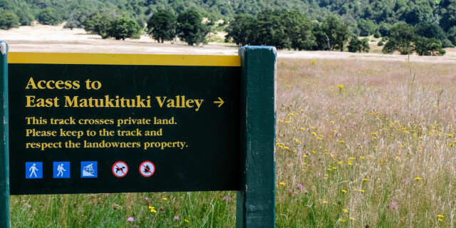 Access to East Matukituki Valley sign